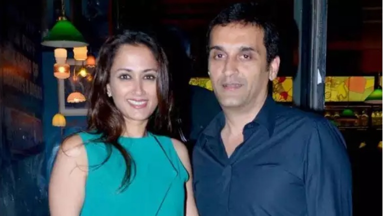 Gayatri-Joshi-and-husband-Vikas-Oberoi-return-to-Mumbai-after.jpg
