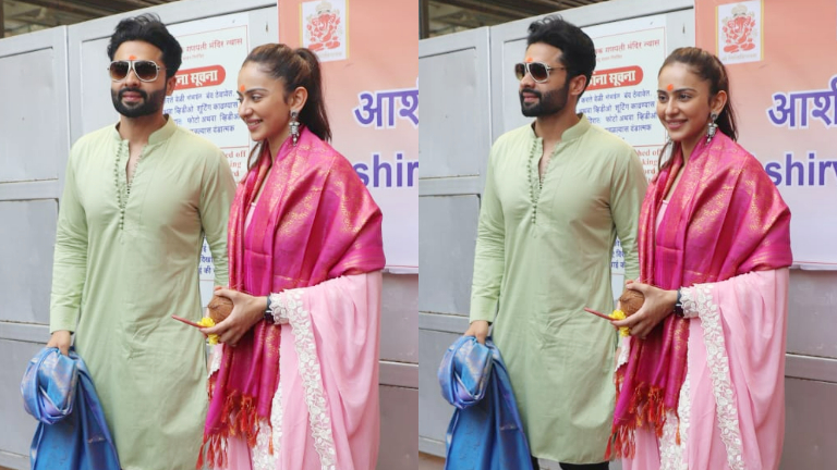Rakul-Preet-Singh-and-Jackky-Bhagnani-offer-prayers-at-Siddhivinayak.jpg